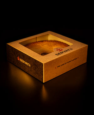 Brown cardboard pie box with a window displaying a pie, branded 'SERVATII', on a dark background.